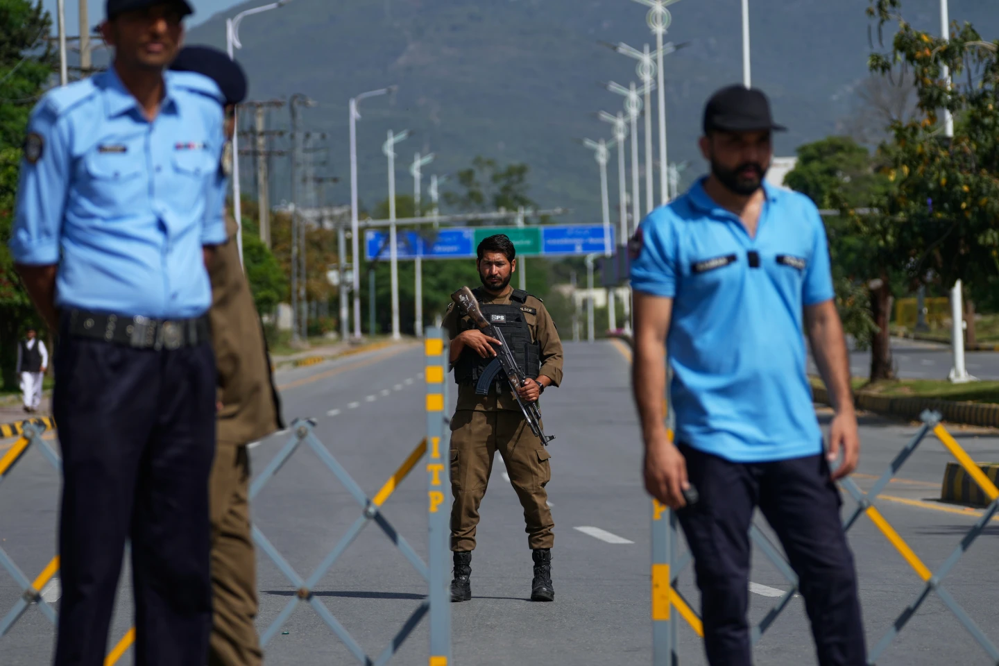 US and Iran signal new ceasefire talks in Islamabad as truce nears end